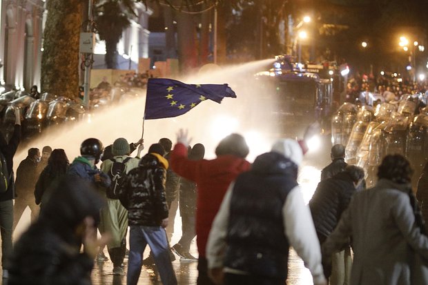 Спецназ применяет водометы и слезоточивый газ для разгона протестующих, 7 марта 2023 года, Тбилиси. Фото: David Mdzinarishvili / Anadolu Agency / Getty Images
