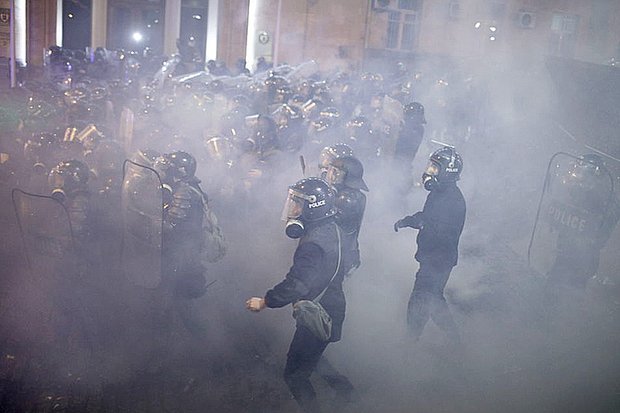 Столкновения протестующих со спецназом, 8 марта, Тбилиси. Фото: David Mdzinarishvili / Anadolu Agency / Getty Images