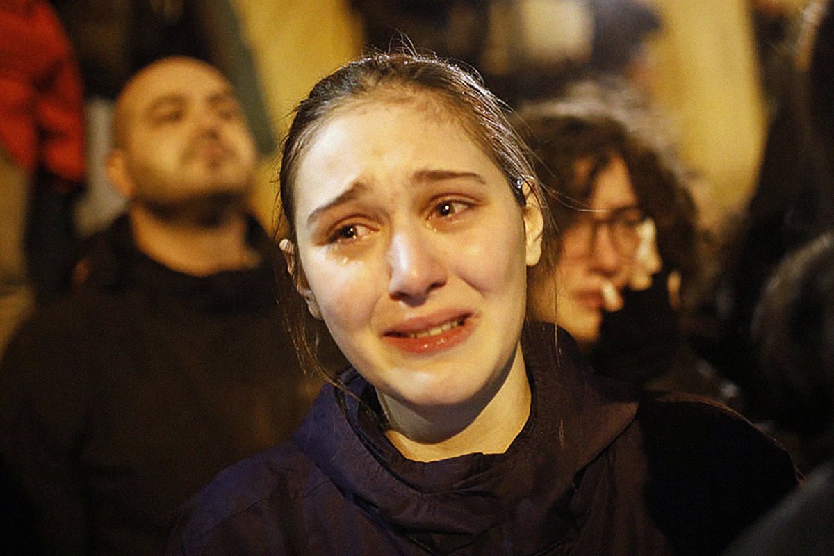 Участница протеста, пострадавшая от слезоточивого газа, 7 марта, Тбилиси