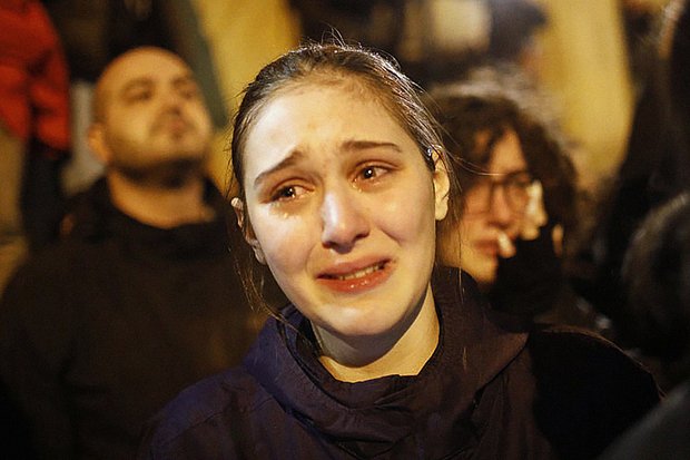 Участница протеста, пострадавшая от слезоточивого газа, 7 марта, Тбилиси. Фото: David Mdzinarishvili / Anadolu Agency / Getty Images