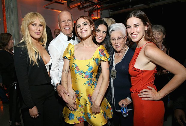 Брюс Уиллис с дочерьми, матерью и бывшей женой Деми Мур, 2018 год