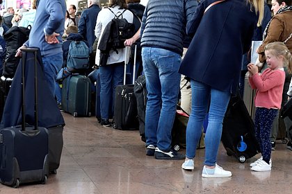 Политик отказался сдать багаж с секретными документами и вызвал хаос в аэропорту