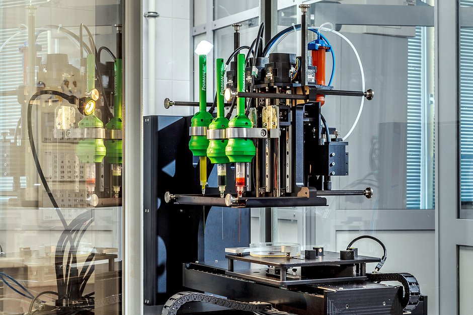 Компания 3D Bioprinting Solutions является ведущим разработчиком биопринтеров в России. В 2022 году на МКС было отправлено устройство, произведенное 3D Bioprinting Solutions.