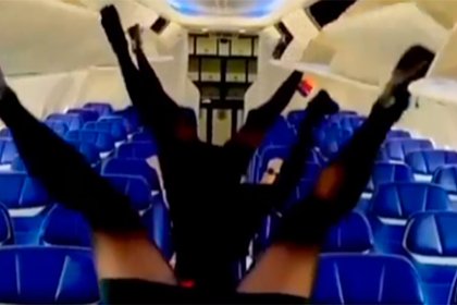 Стюардессы в мини-юбках выполнили трюк вверх ногами и удивили пользователей сети