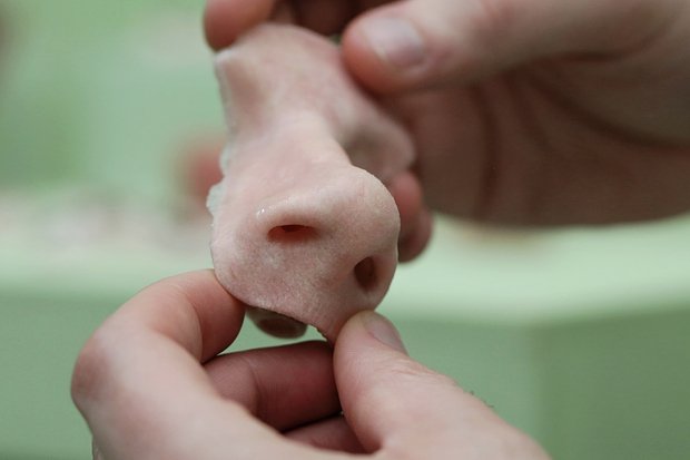 Напечатанный на 3D-принтере нос. Фото: Chris Ratcliffe / Bloomberg / Getty Images