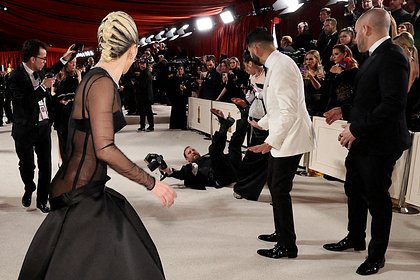Леди Гага бросилась на помощь упавшему на ковровой дорожке «Оскара» фотографу