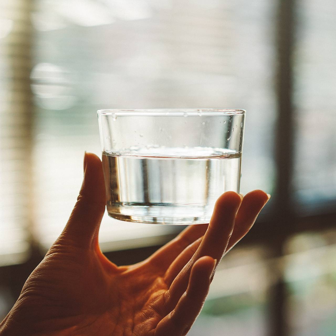 Зачем пить много воды, можно ли пить много воды, пить много воды: вредно или полезно?