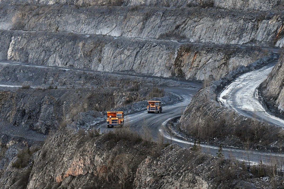 Карьерные самосвалы вывозят руду для производства алюминия из карьера Мазульского известнякового рудника Ачинского глиноземного комбината