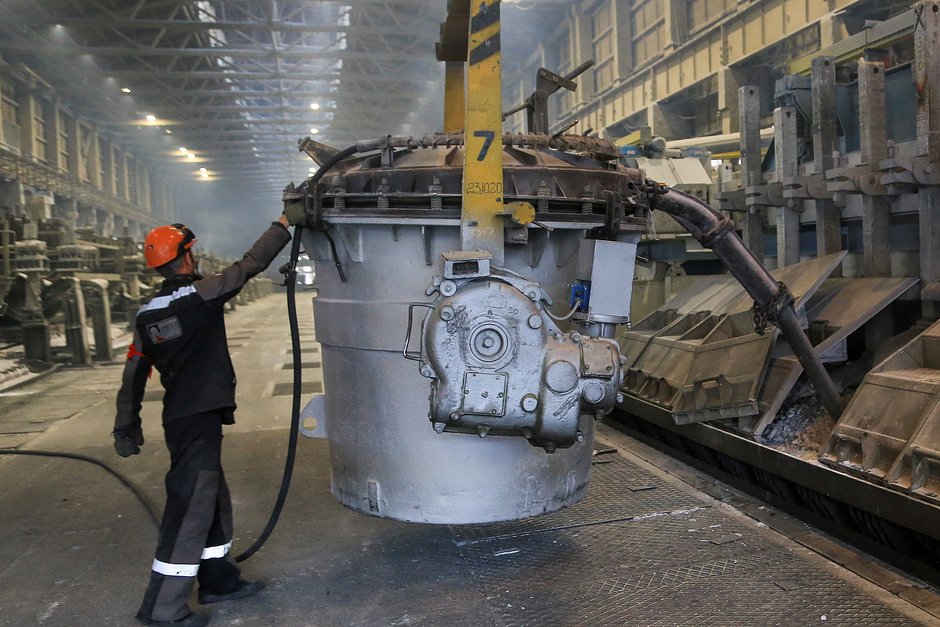 Выливка металла из электролизеров РА-167 нового поколения на предварительно обожженных анодах, собственной разработки инженерно-технологического центра «РУСАЛа», на Новокузнецком алюминиевом заводе