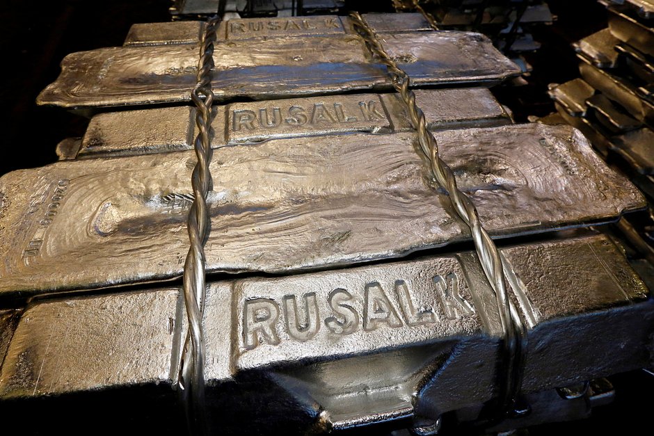Алюминиевые слитки в литейном цехе Красноярского алюминиевого завода «РУСАЛа»