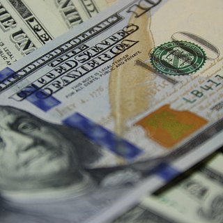 Курс доллара опустился ниже 75 рублей