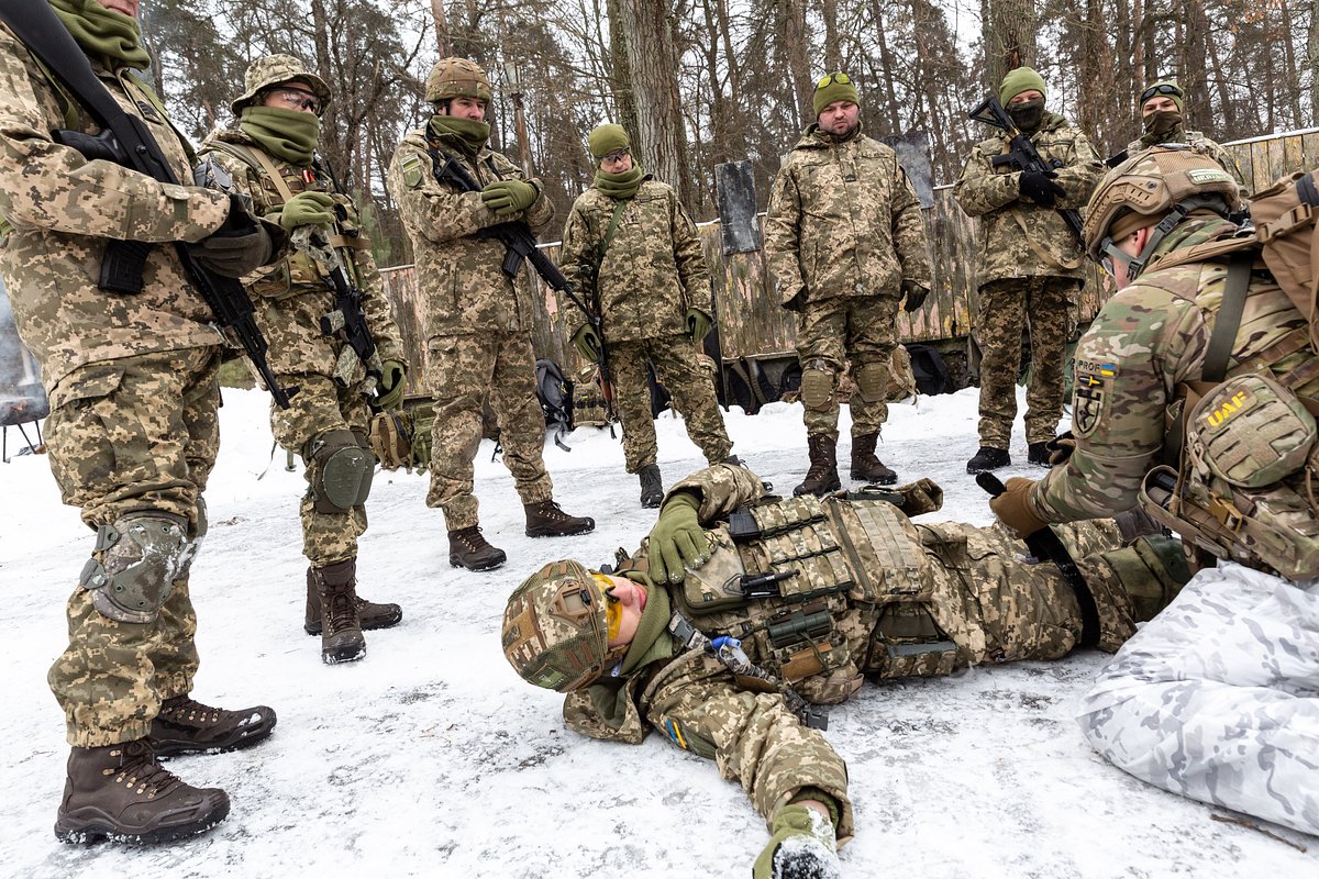Новобранцы обучаются оказанию первой помощи военнослужащим во время учений территориальных сил обороны по боевой тактике, Киев, 5 февраля 2022 года