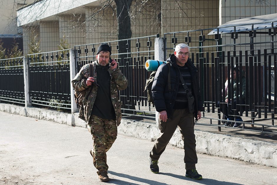 Члены территориальной обороны возле военкомата, Киев, 25 февраля 2022 года