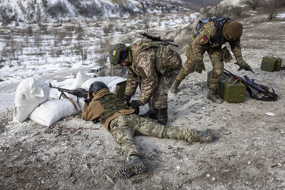 Офицеры инструктируют солдата ВСУ неподалеку от Артемовска (Бахмута), 24 февраля 2023 года
