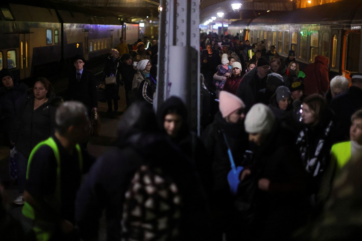 Украинские беженцы садятся в поезд до Будапешта после прибытия с украинской границы на Северном железнодорожном вокзале в Бухаресте, Румыния, 14 марта 2022 года
