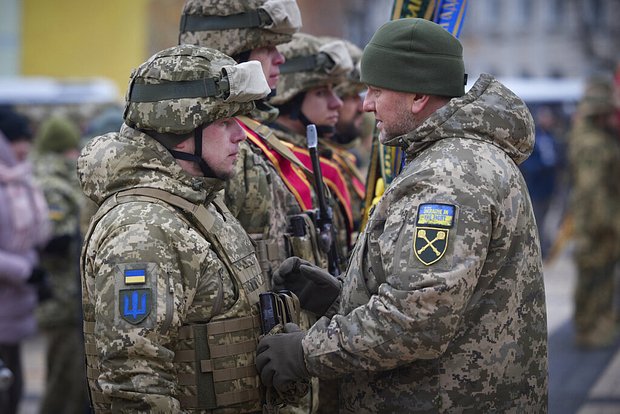 Главнокомандующий Вооруженными силами Украины Валерий Залужный (справа) беседует с офицером во время мероприятия в Киеве, 24 февраля 2023 года. Фото: Ukrainian Presidential Press Office / AP