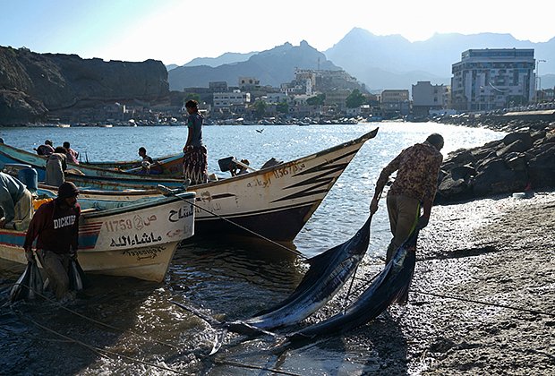 Рыбаки в порту рядом с Аденом