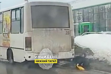 В России автобус протащил пенсионера по дороге 20 метров и попал на видео