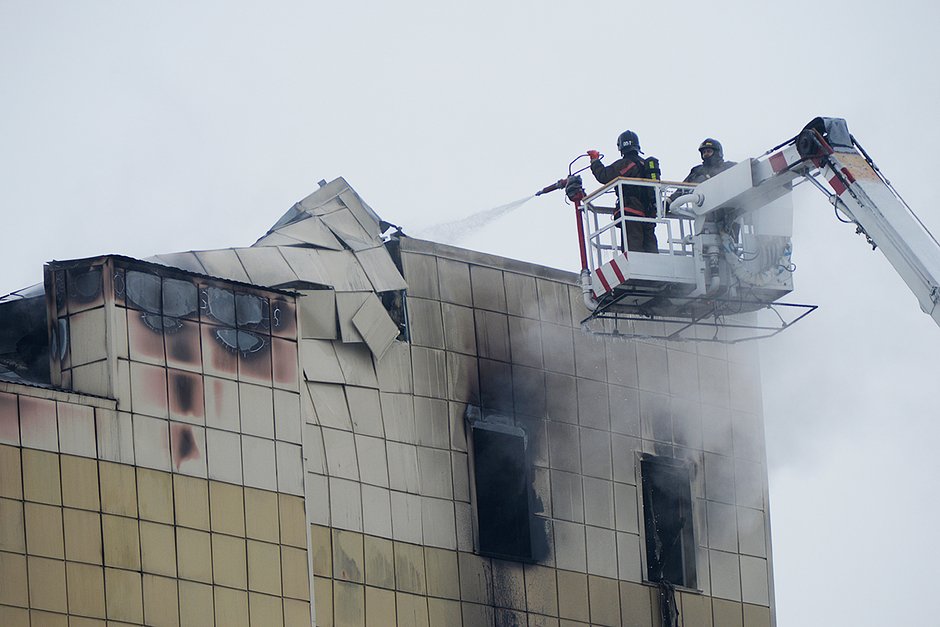 Сотрудники пожарной охраны МЧС во время тушения пожара в «Зимней вишне»
