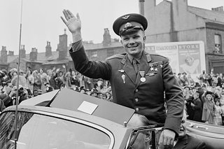 Юрий Гагарин прибывает с визитом в штаб-квартиру Объединенного союза литейщиков Великобритании. Манчестер, 12 июля 1961 года