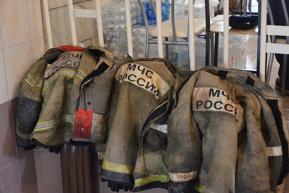 Куртки пожарных в школе №7, где во время пожара в «Зимней вишне» был расположен штаб 