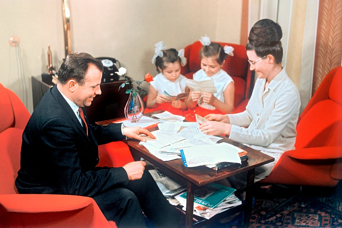 Юрий Гагарин с женой Валентиной, дочерями Еленой (вторая справа) и Галиной разбирают почту