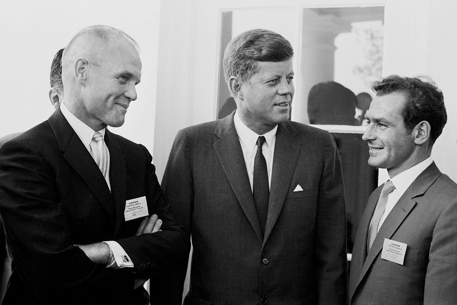 Американский астронавт Джон Гленн (слева) и космонавт Герман Титов (справа) на приеме у президента США Джона Кеннеди (в центре), 3 мая 1962 года