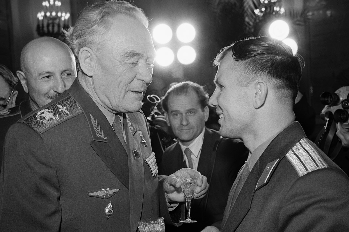 Главный маршал авиации Советского Союза Константин Вершинин и Юрий  Гагарин во время торжественного приема в Большом Кремлевском дворце