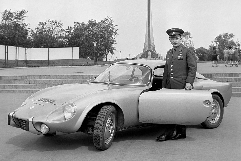 Юрий Гагарин рядом с подаренной ему спортивной французской машиной у монумента «Покорителям космоса» на проспекте Мира, Москва