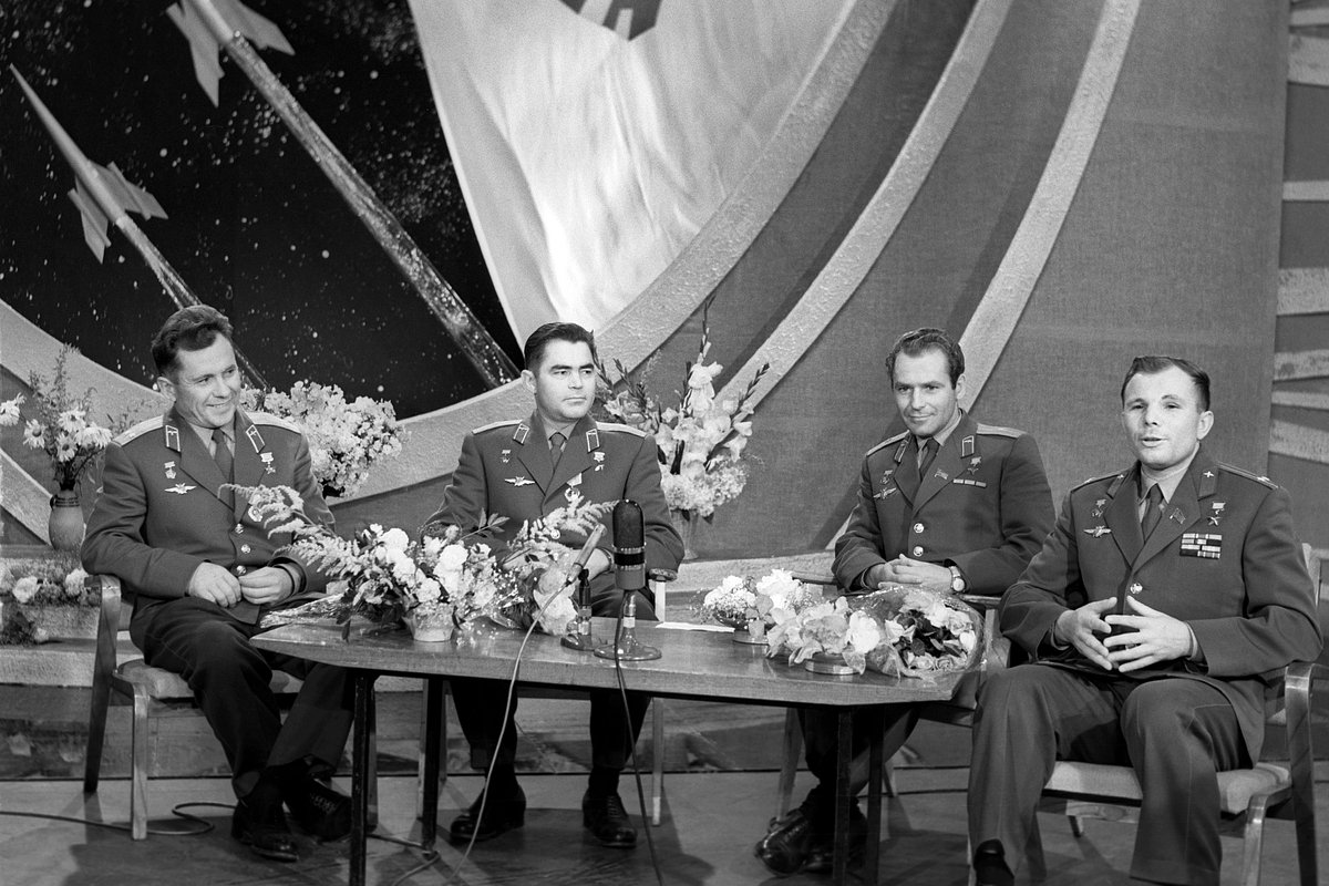 Космонавты Павел Попович, Андриян Николаев, Герман Титов и Юрий Гагарин (слева направо) в студии Центрального телевидения СССР