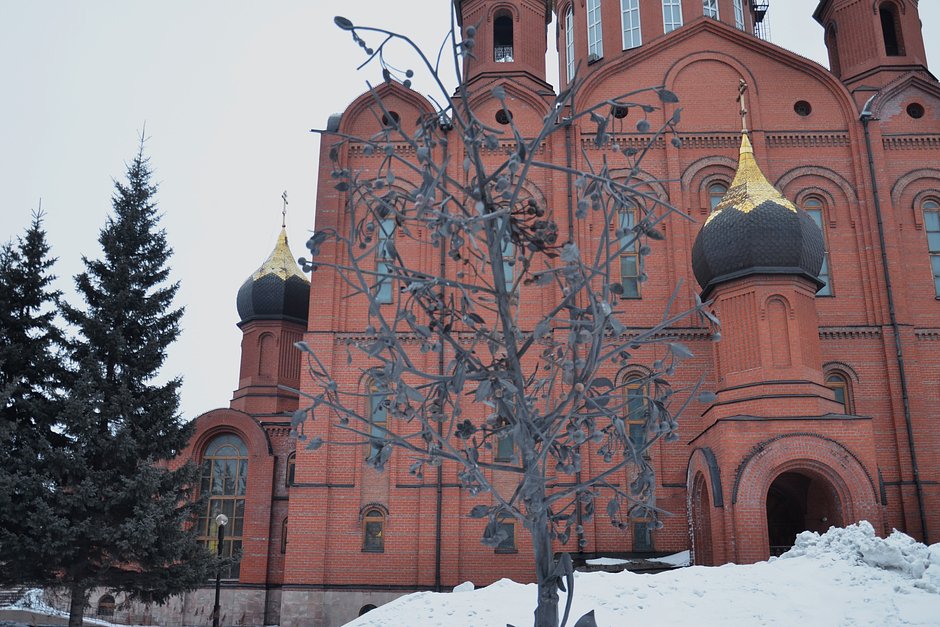 Кованая «Зимняя вишня» возле православного храма в Кемерово