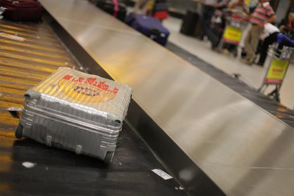 Туристам пришлось спать на багажной ленте в аэропорту из-за ошибки авиакомпании