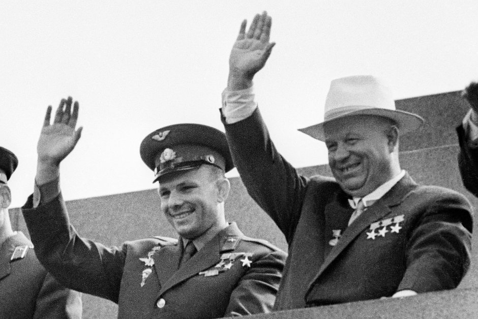 Гагарин и Первый секретарь ЦК Коммунистической партии Советского Союза, председатель Совета министров СССР Никита Хрущев на трибуне мавзолея на Красной площади 