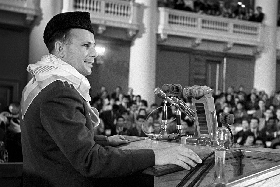 Юрий Гагарин во время выступления на VII конгрессе Международного союза студентов в зале заседаний Таврического дворца