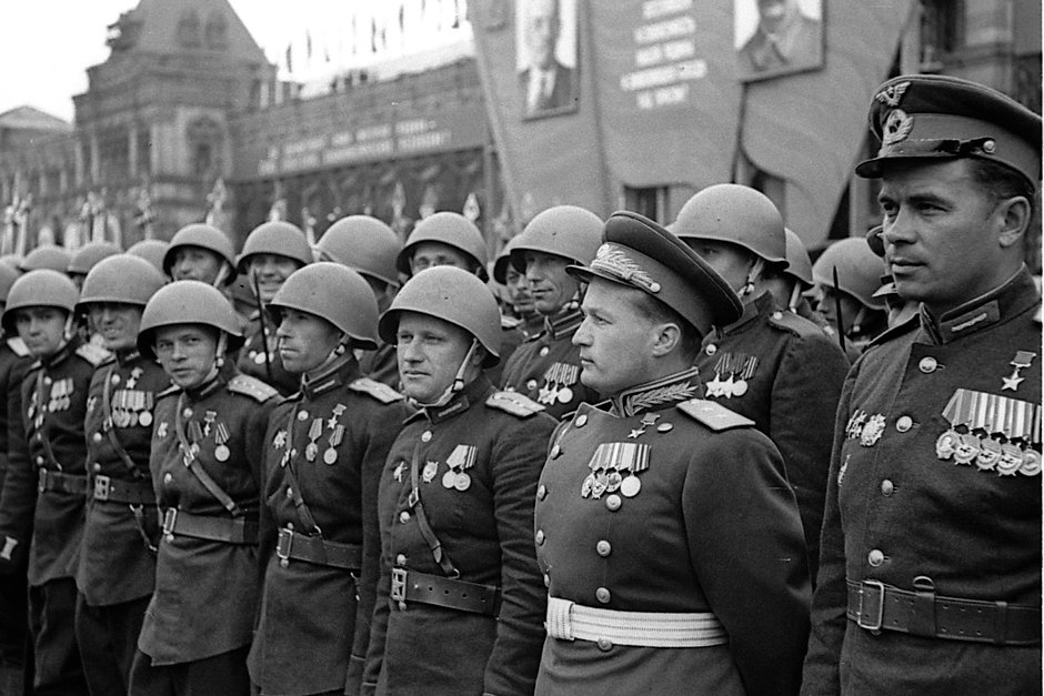 Генерал Николай Каманин (второй справа) в рядах воинов 2-го Украинского фронта на Параде Победы на Красной площади 24 июня 1945 года