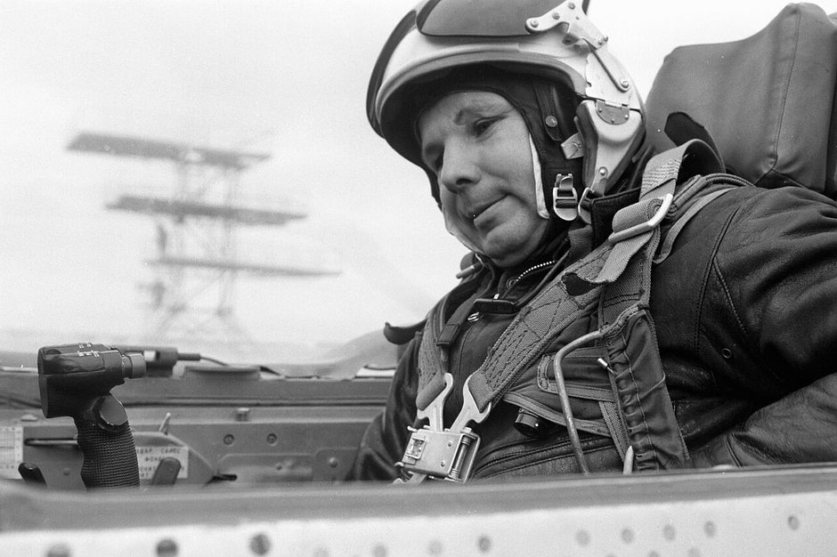 Юрий Гагарин в кабине реактивного самолета на подмосковном аэродроме