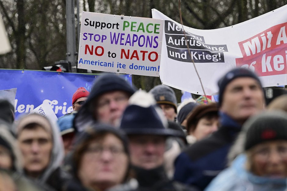 Митинг призывал к прекращению огня на Украине и мирным переговорам с Россией, Берлин, 25 февраля 2023 года