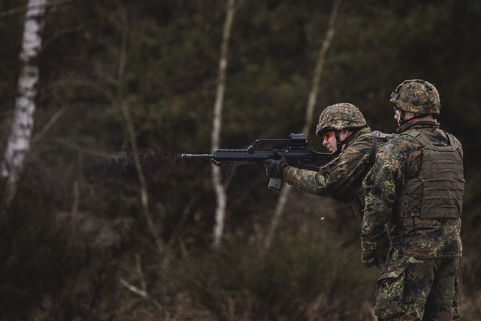 Солдаты бундесвера во время тренировки на военном полигоне в Альтенграбоу, 26 января 2023 года