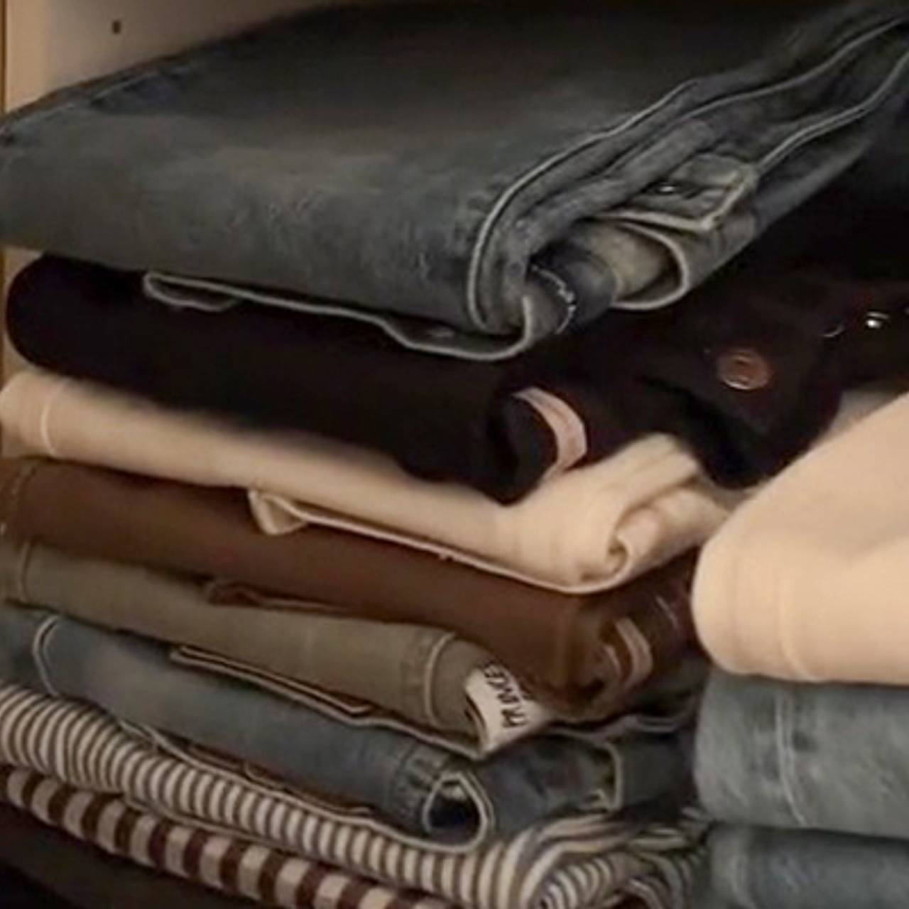 Как сложить джинсы в шкаф
