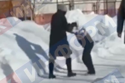 Двое россиян напали на ребенка у школы и попали на видео