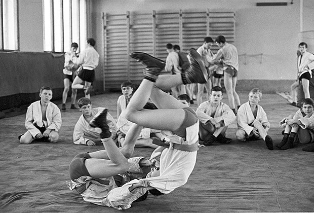 Тренировка учеников спортивной секции по самбо