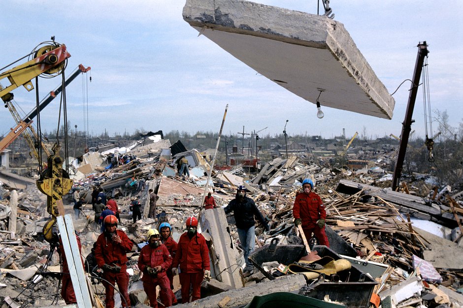 Нефтегорск после катастрофического землетрясения в мае 1995 года