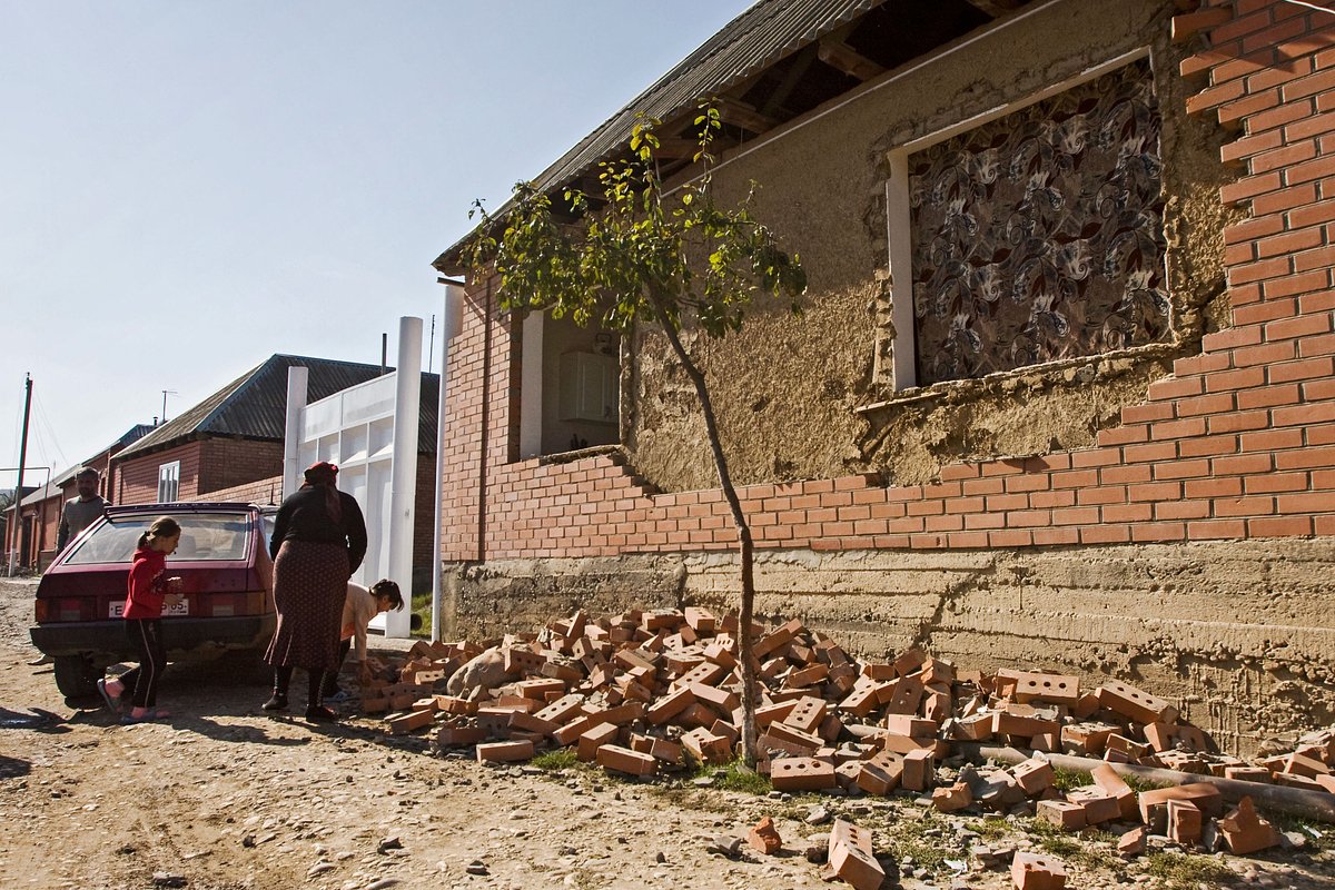 Последствия землетрясения в селе Бачи-Юрт Курчалоевского района Чечни, октябрь 2008 года