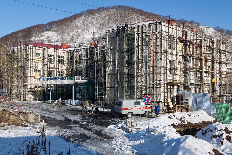 Городская поликлиника  в Петропавловске-Камчатском во время ремонтных работ по сейсмоусилению фасада здания