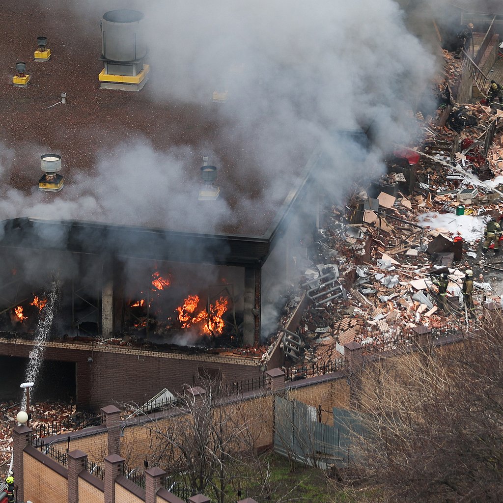 Что сегодня взорвалось в ростове на дону. Взрыв здания. Пожар в Ростове. Взорванное здание.