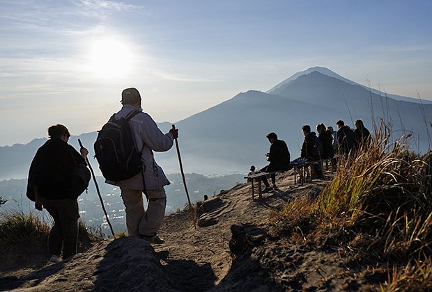 Туристы взбираются на вулкан Гунунг-Батур