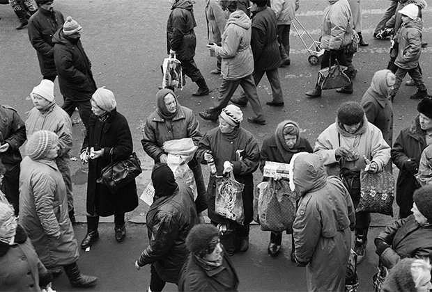 Торговля водкой у Киевского вокзала в Москве. 1995 год