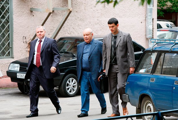 Сергей Шнайдер (Семен Могилевич, в центре) у здания Тушинского суда Москвы