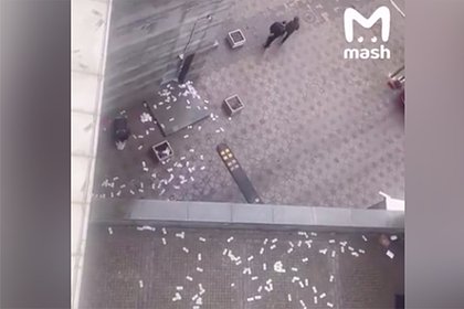 Выброшенные москвичом из окна деньги после визита ФСБ попали на видео