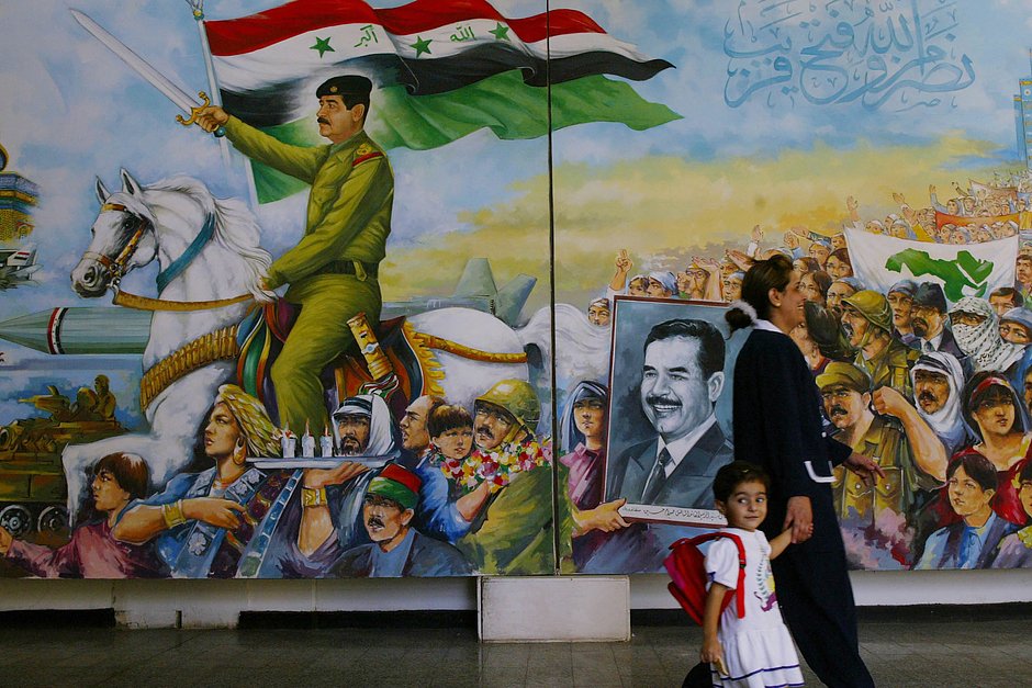 Картина в иракском министерстве культуры, прославляющая Саддама Хусейна, 2002 год